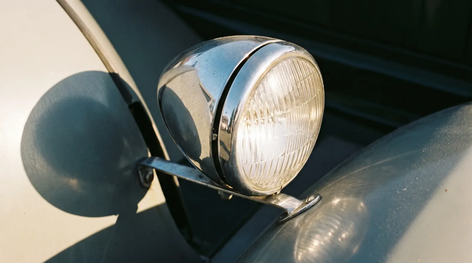 Transitional mid-1930s headlight pod pulled close to the fender