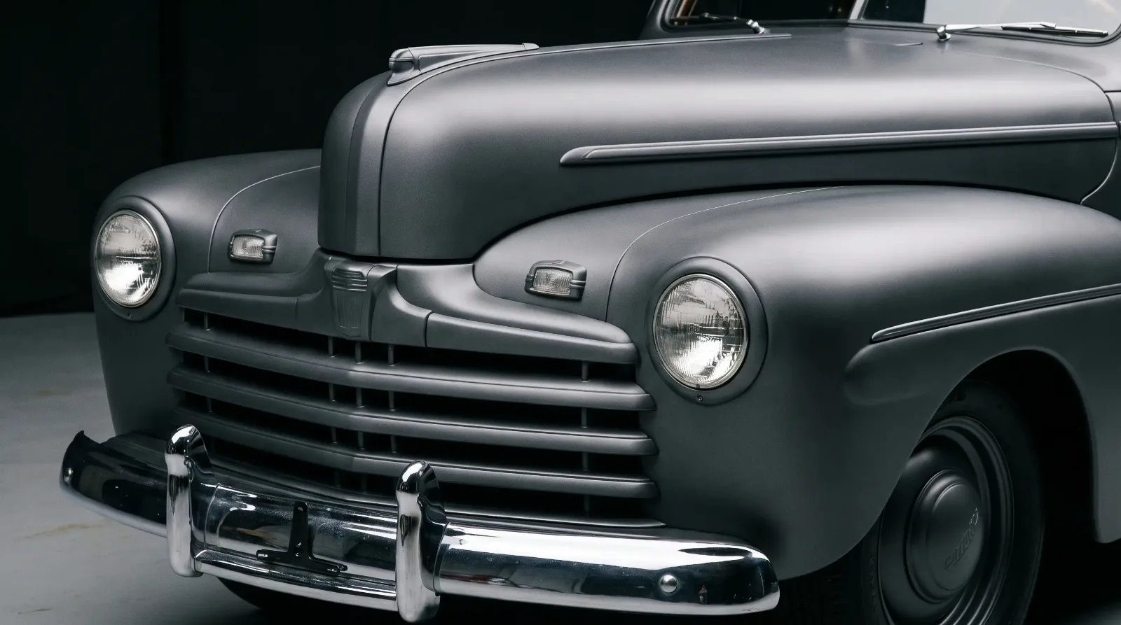1942 blackout car — painted grille and hubcaps detail