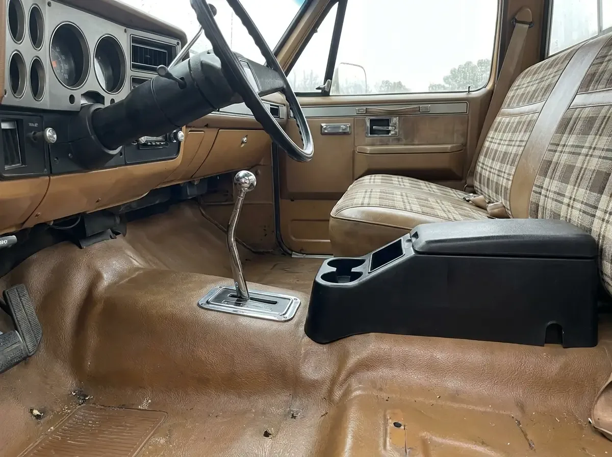 Floor-mounted shifter installed in a C10 transmission tunnel