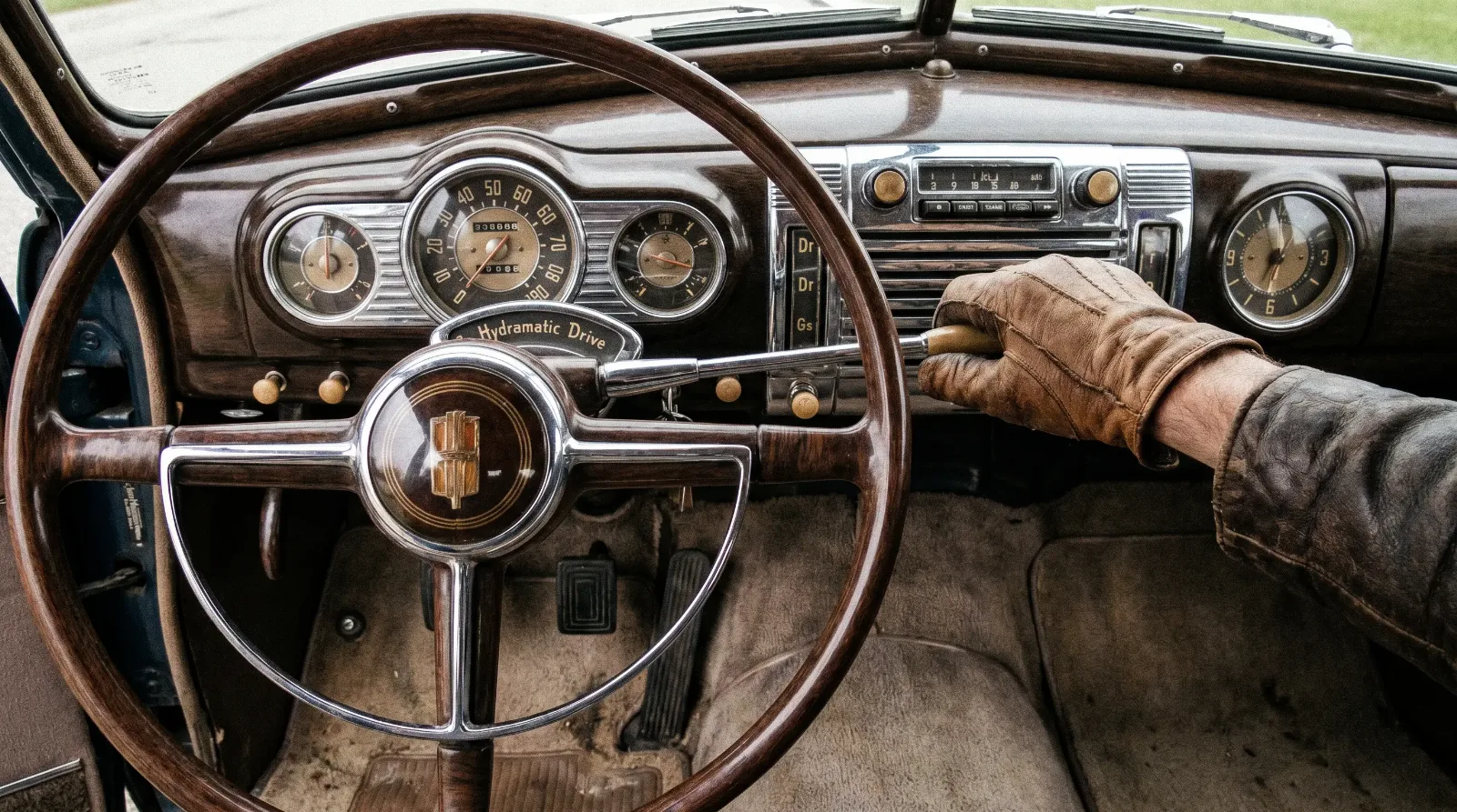 1948 Oldsmobile dashboard — Hydramatic column shift lever