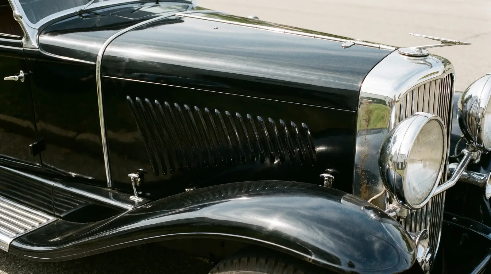 Hand-formed coachbuilt Duesenberg fender and hood detail