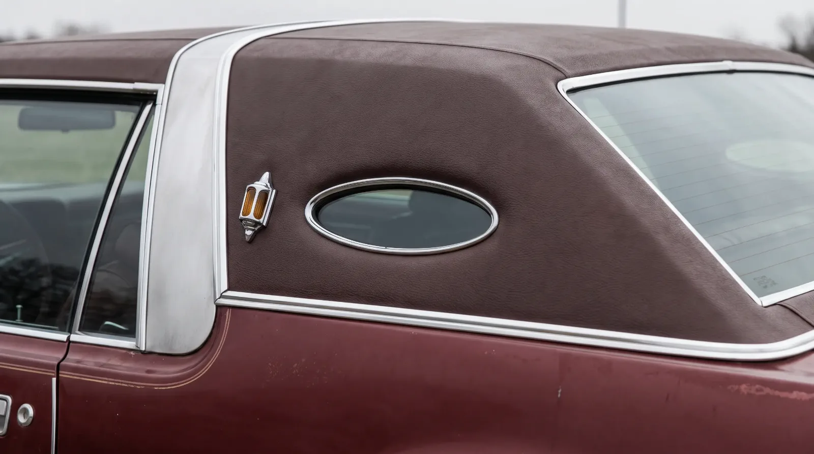 Padded vinyl landau roof with opera window and lamp