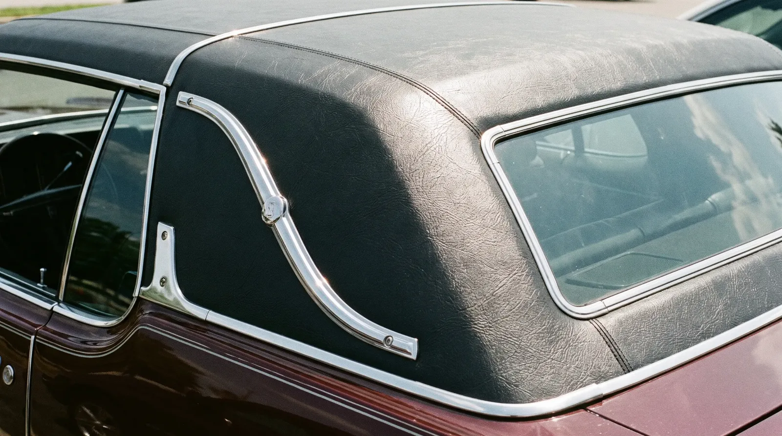 Padded cabriolet vinyl roof with decorative landau bars