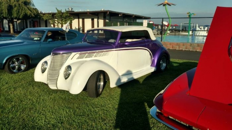 1937 Ford Deluxe