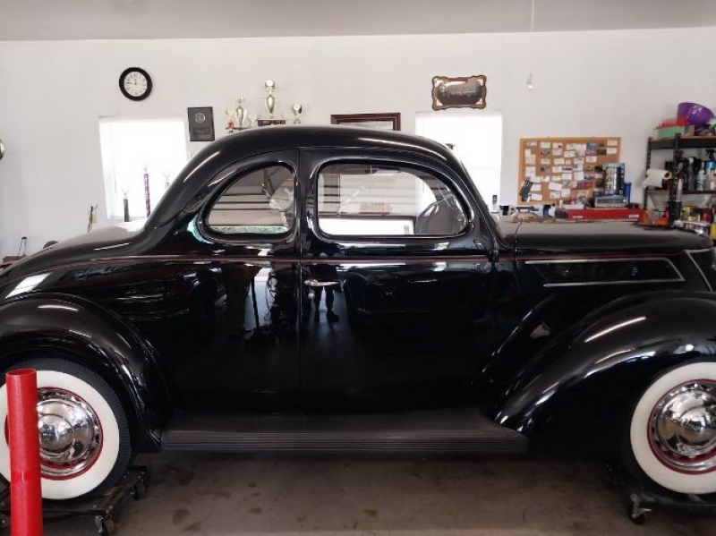 1937 Ford Deluxe