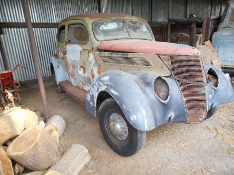 1937 Ford Deluxe